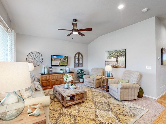 B1 - 05 - Living room.jpg