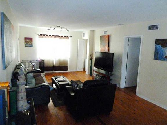 4th image of 2835 Sheridan Ave #6