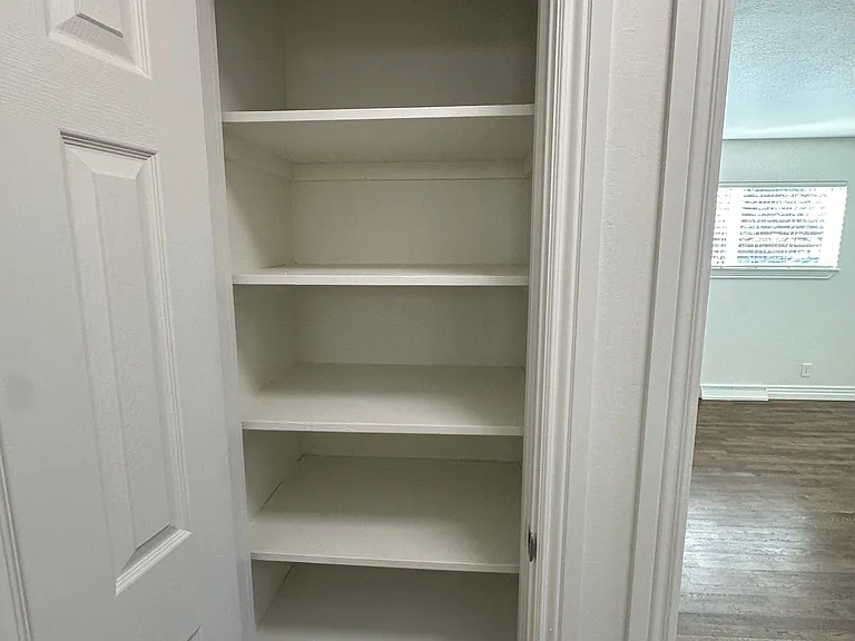 906 E Elm St — Photo 14