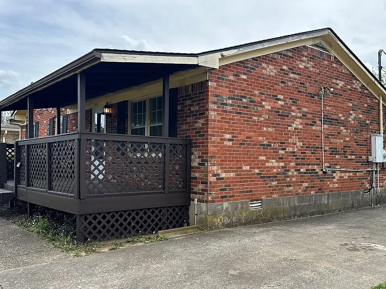 1814 Oakwood Dr — Photo 3