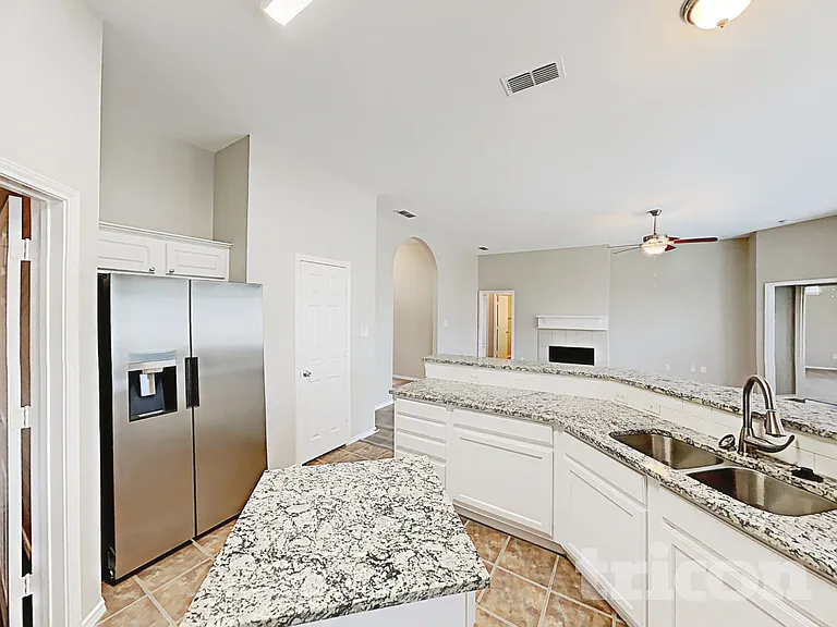 1013 Kingsley Dr — Photo 4