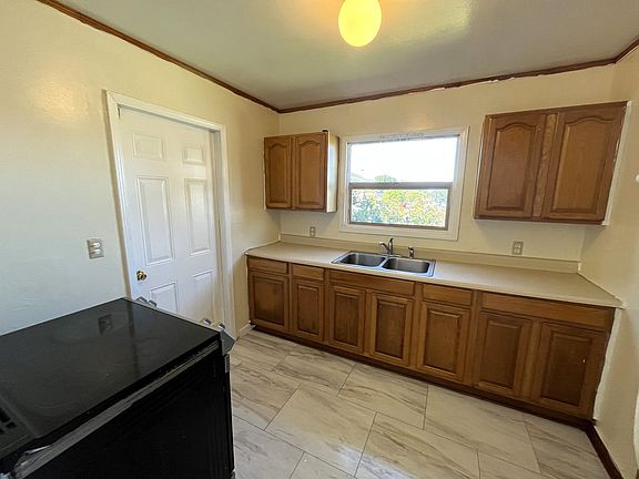 5th image of 905 W Harris St