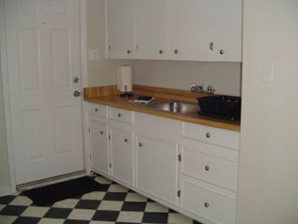 2nd image of 1122 S Japonica Dr