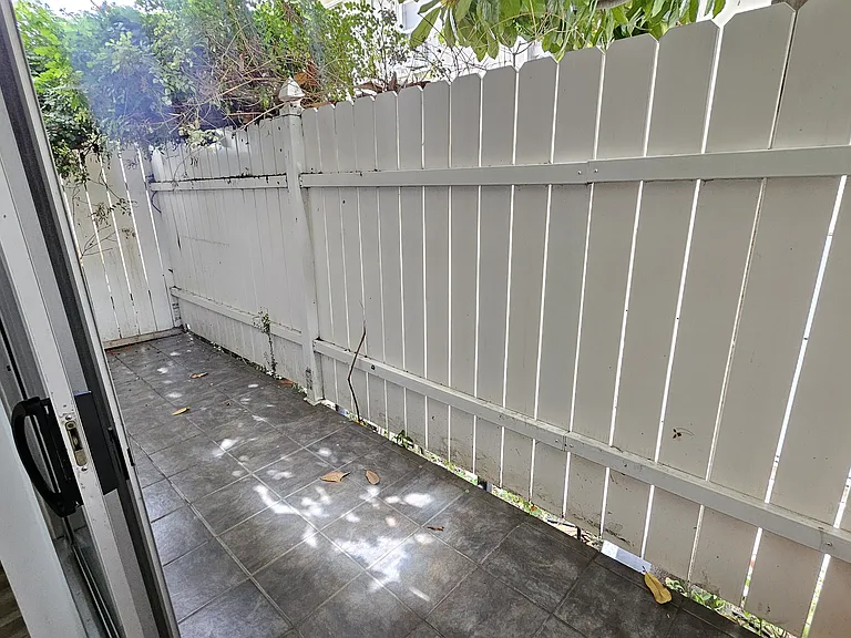 2130 N Beachwood Dr #4 — Photo 8