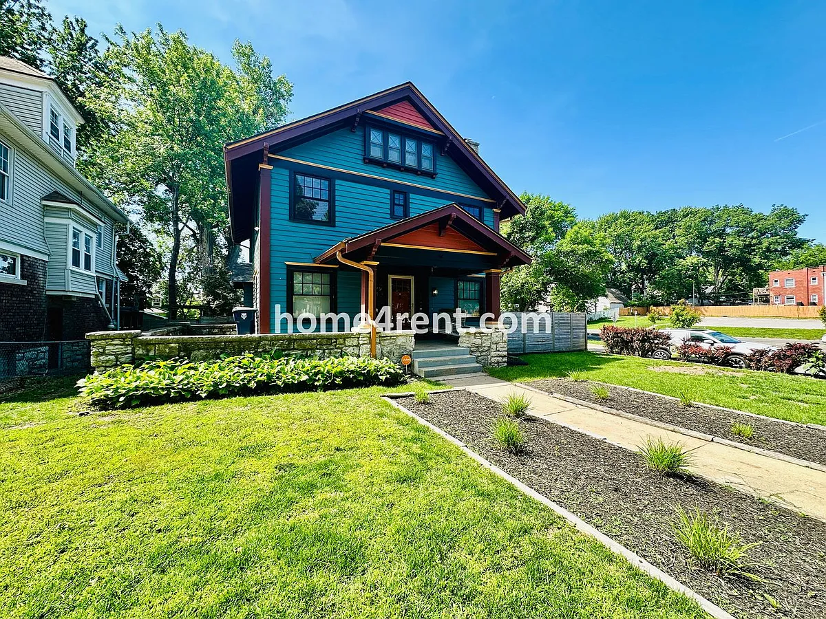 Building Photo - 641 W 39th Ter
