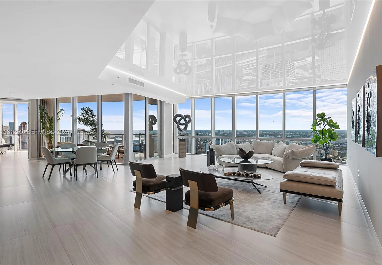 Paramount Miami Worldcent — Photo 1