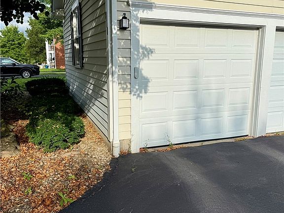 3rd image of 810 Kentwood Dr Unit 2