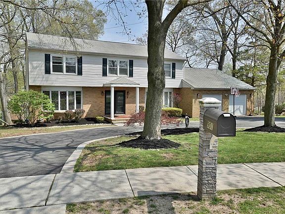 3rd image of 901 Hoover Dr