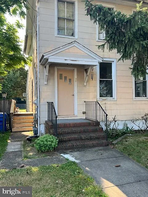 5 bed, 2.0 bath, 2416 sqft, $2,450 — Photo 2