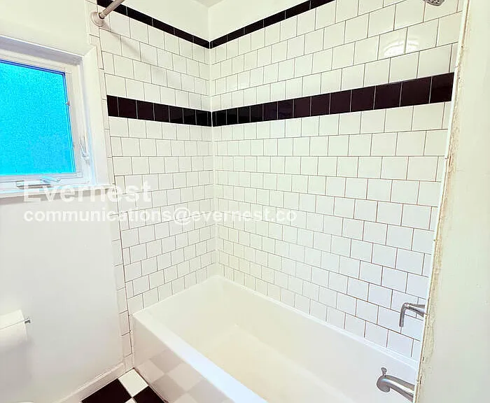 1557 Leroy St — Photo 28