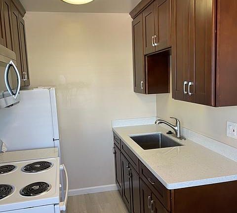 3rd image of 4770 Hamilton Ave #10