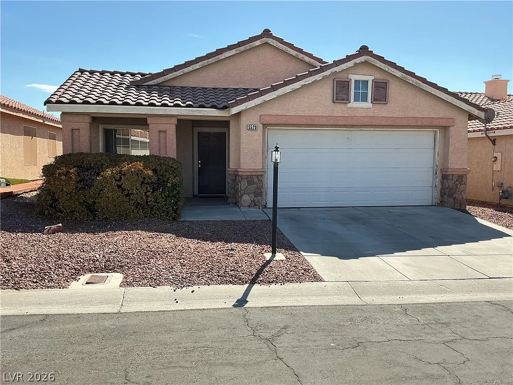 3 bed, 2.0 bath, 1372 sqft, $1,880 — Photo 1