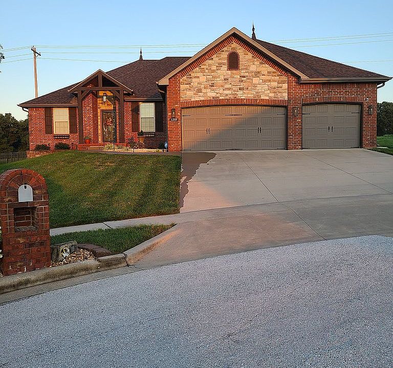1st image of 1239 S Rosemoor Dr