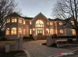 402 Bridgeway Ct, Oak Brook, IL 60523