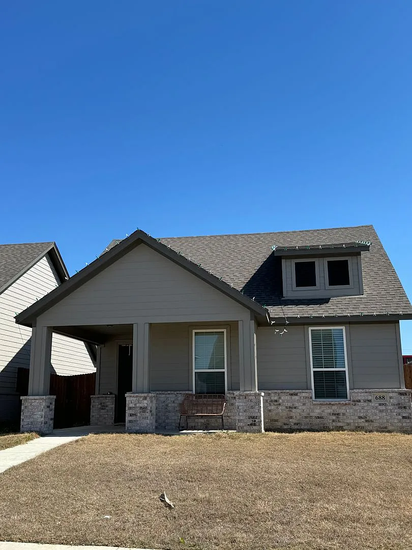 3/2/2 Beautiful Home With Custom Features / Fireplace — Photo 1