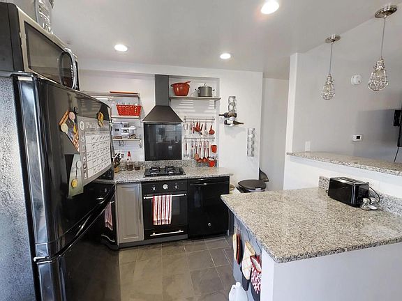 3rd image of 6829 Radcliffe Dr