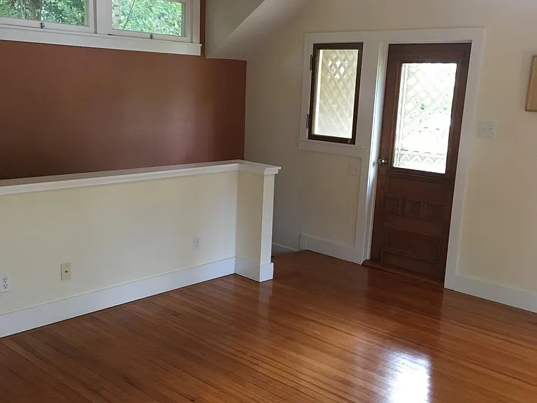 516 E Guenther St #C — Photo 5