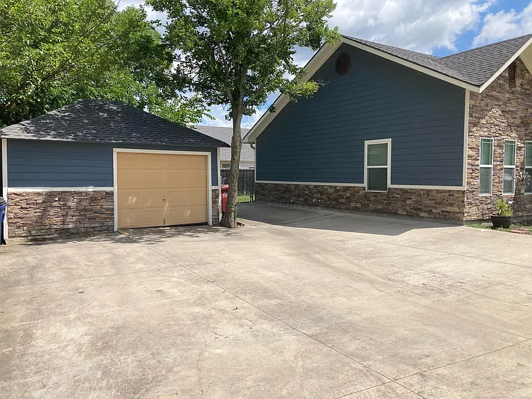 412 W Van Alstyne Pkwy — Photo 2