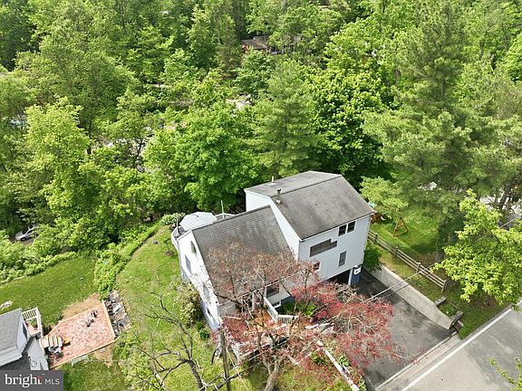 3rd image of 2037 Harts Ln
