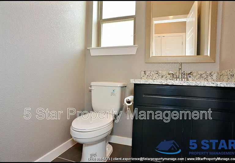 945 Penrith St — Photo 35