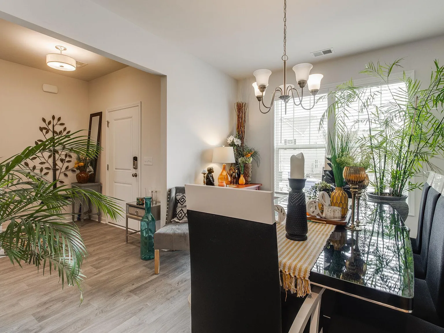 5 bed, 2810 sqft, $2,650 — Photo 3