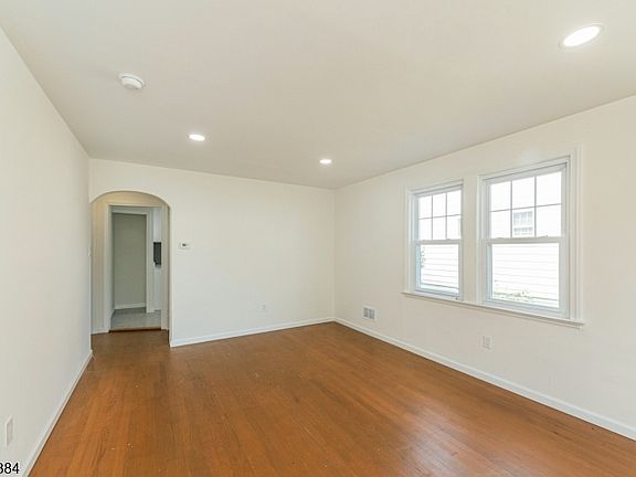 5th image of 50 Birch St