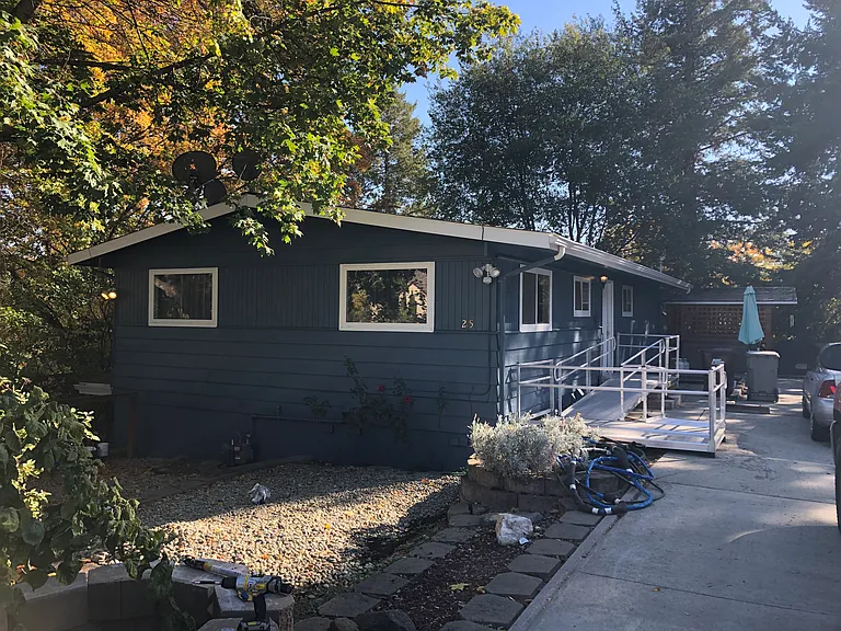 215 NW Webb St #UPPER — Photo 1