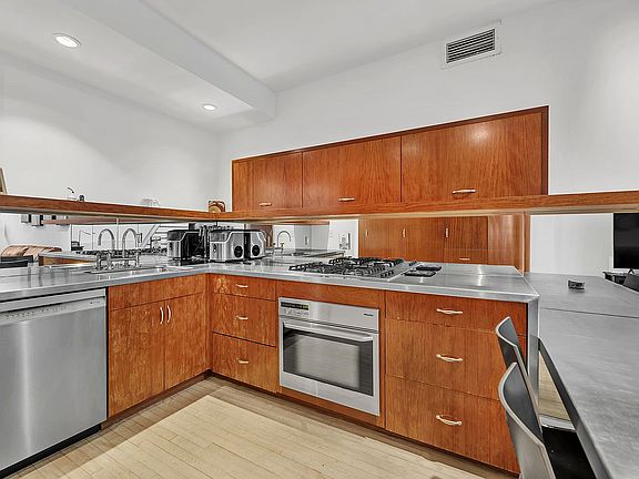 5th image of 32 E 76th St APT 502