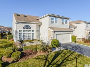 72 Hamlet Dr, Hauppauge, NY 11788