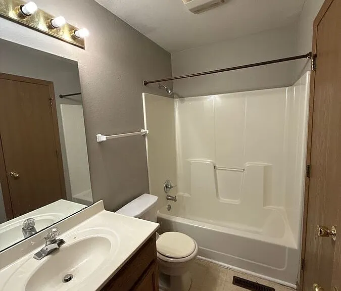 10717 N Kenwood Ave — Photo 8