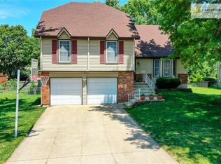 1960 E Sleepy Hollow Dr, Olathe, KS 66062