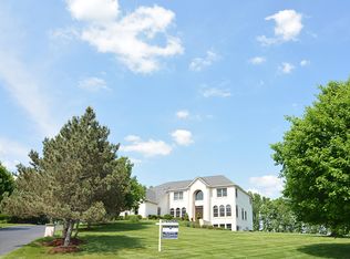 9N265 Cross Creek Ct, Elgin, IL 60124