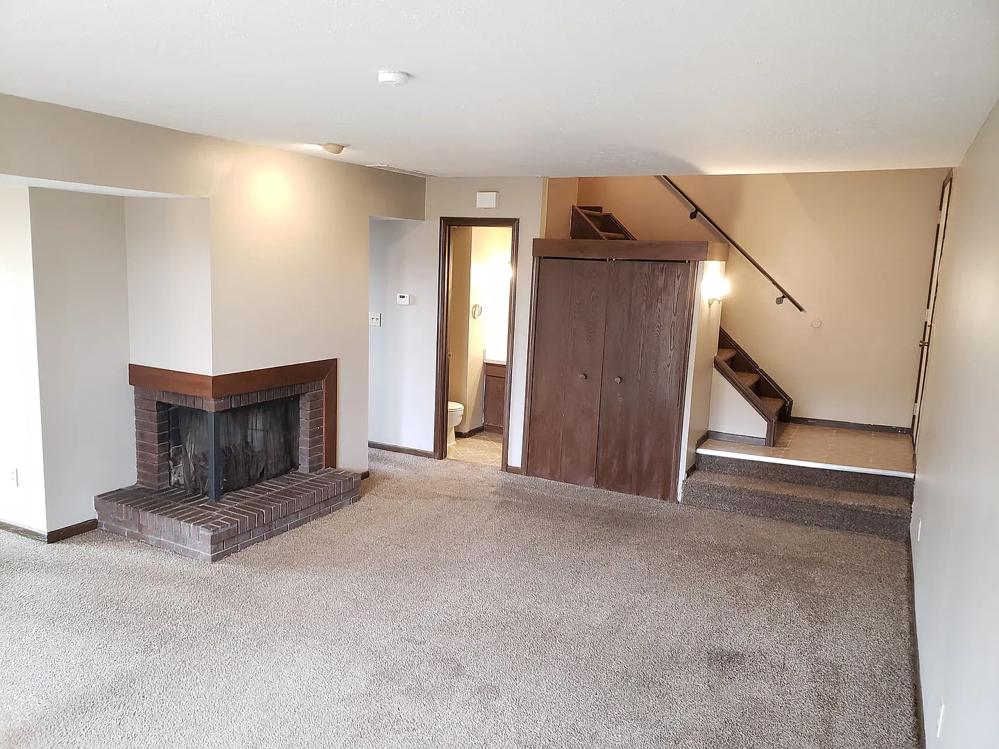 Spacious townhouse with updates and garage! — Photo 2