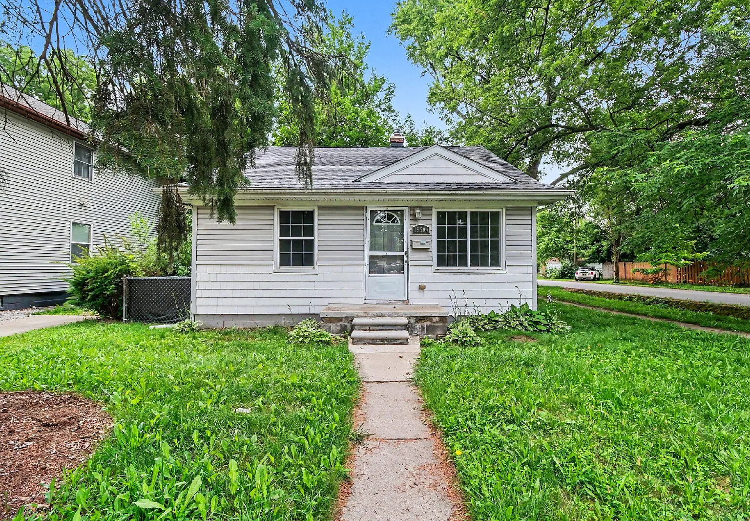 3 bed, 1.0 bath, 984 sqft, $1,550 — Photo 2