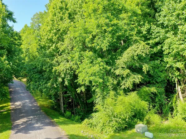 276 Coopers Dr, Hendersonville, NC 28739