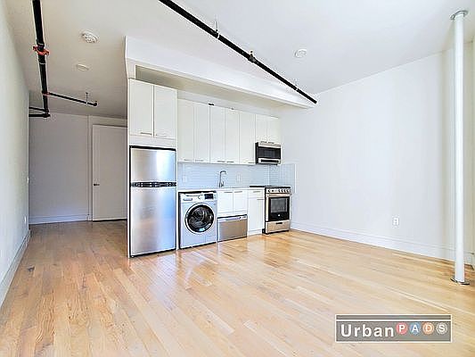 3rd image of 975 Washington Ave APT 1C