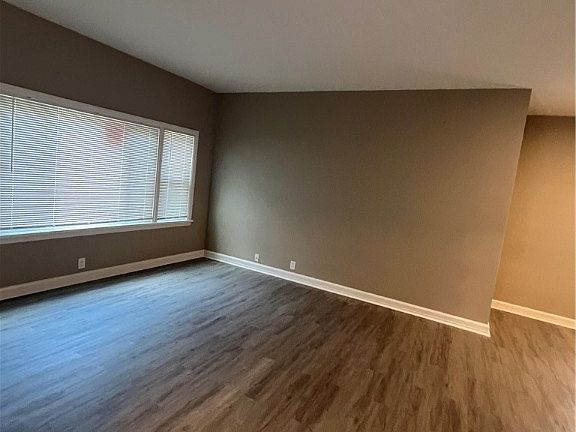3rd image of 1033 Iola Ave