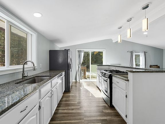3rd image of 424 Edson Rd
