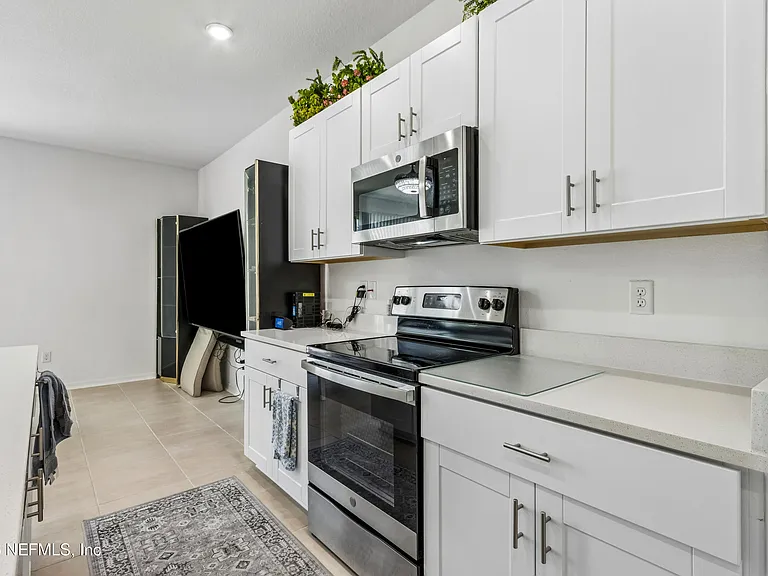 348 Anthony Dr — Photo 4