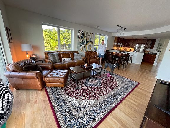 4th image of 2964 Lakeshore Dr E #E-301
