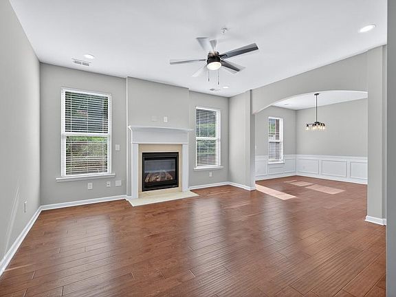 4th image of 3277 Castleberry Village Dr