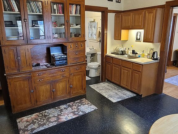 2nd image of 1124 E Clarke St #2