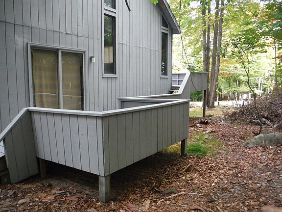 Side Deck with sliding doors for outdoor dining close to kitchen area!