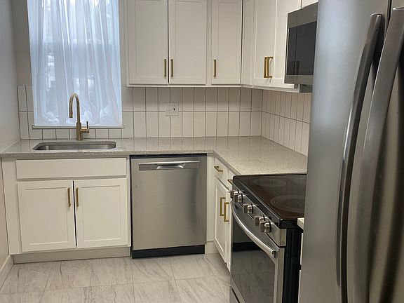 Brand new floor, cabinets, tile backsplash and paint. Fridge has ice and water. Stove has built in air fryer. Stove is electric that can switch to conventional cooking. Kitchen has garbage disposal.