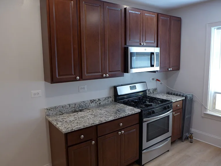 Linder/ Lawrence Apartments — Photo 10