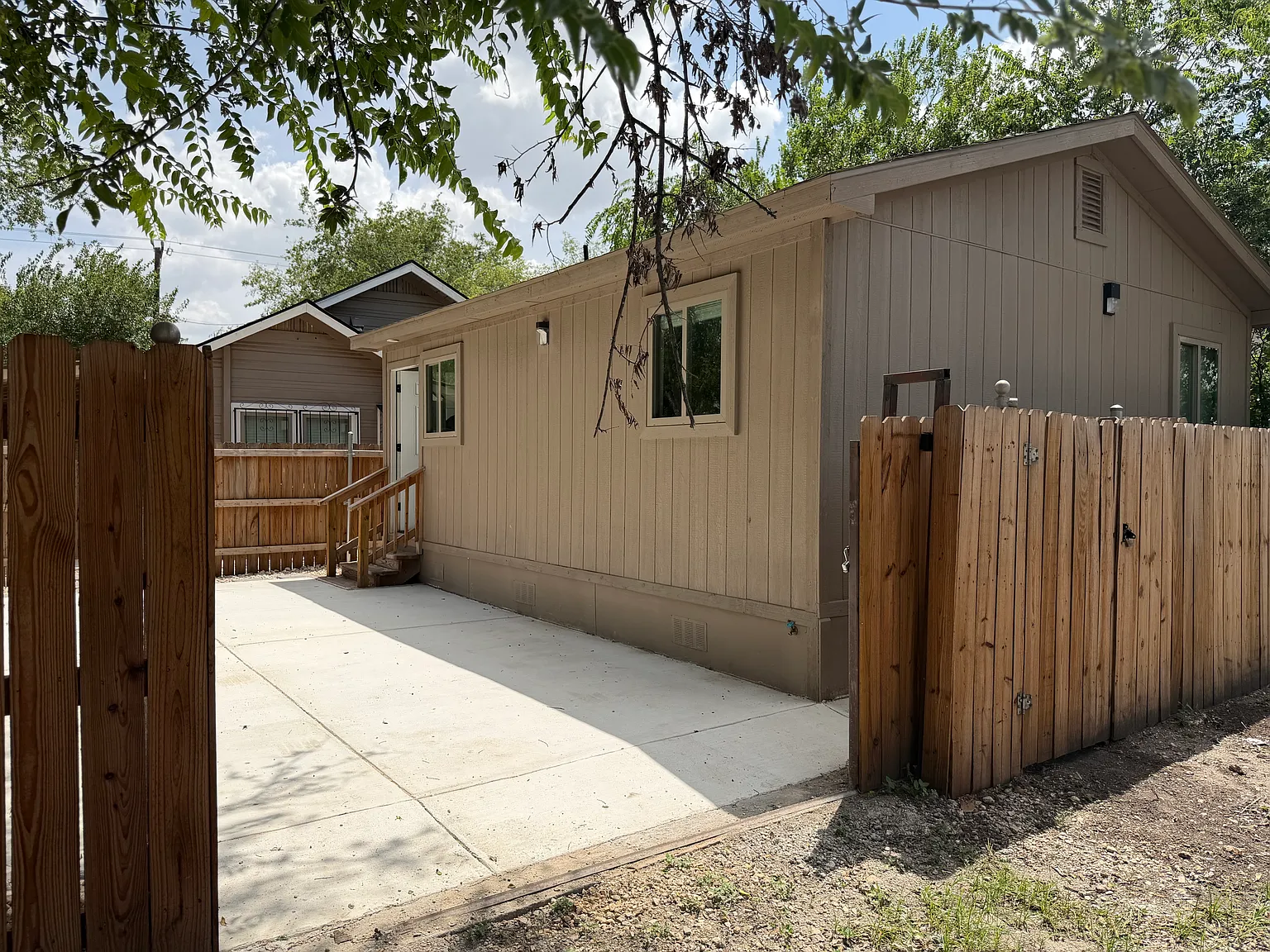 2047 W Laurel — Photo 2
