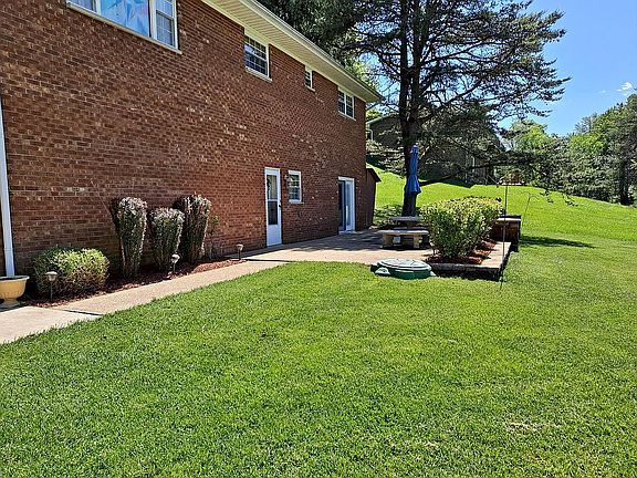 4th image of 220 Pinewood Dr