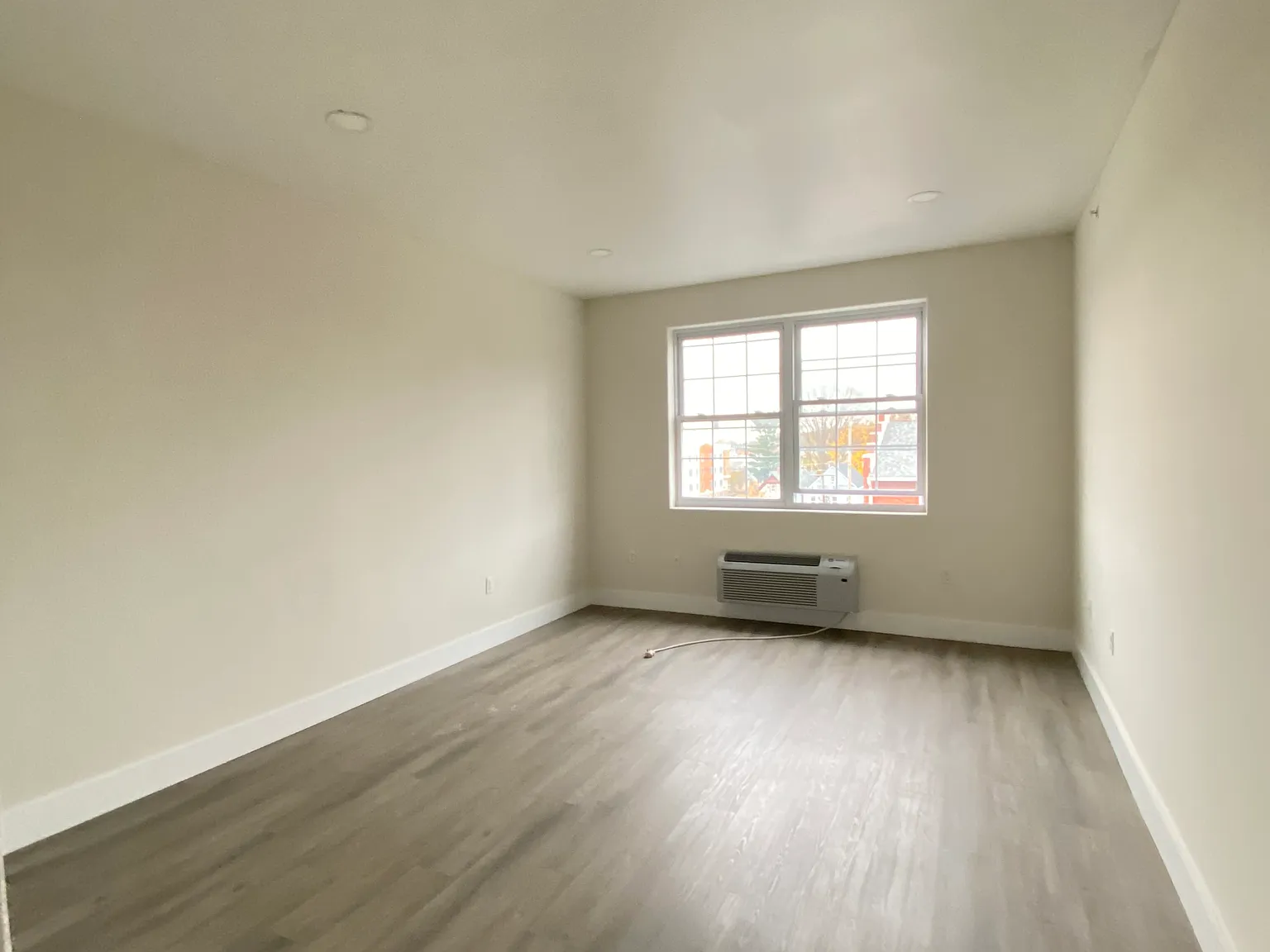 3 bed, 1350 sqft, $3,550 — Photo 2