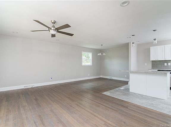3rd image of 6601 Lynmont Dr