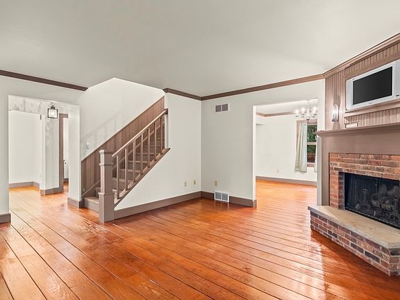 3rd image of 38 Wedgewood Ln